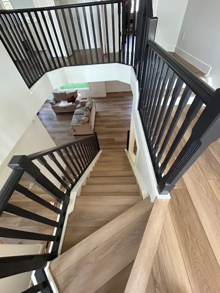 Curved staircase in black and oak